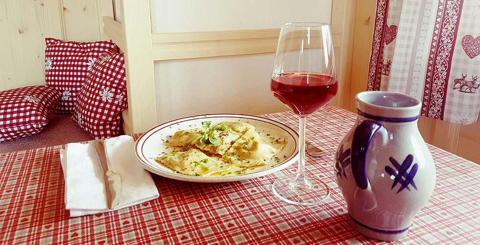 Schlutzkrapfen fatti in casa (lunette di pasta ripiene)