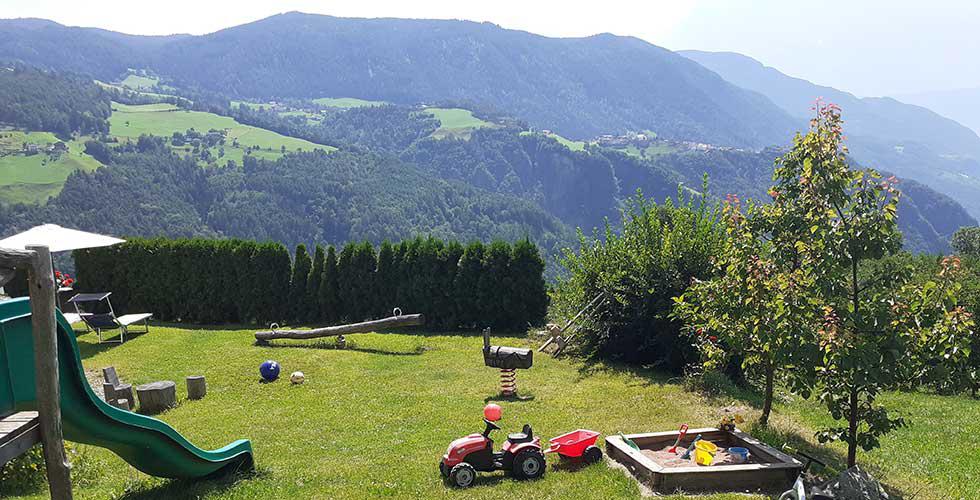 Parco giochi con box sabbia