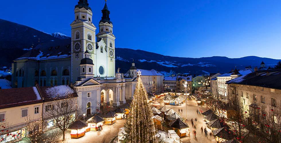 Christmas market around the Brixen Cathedral