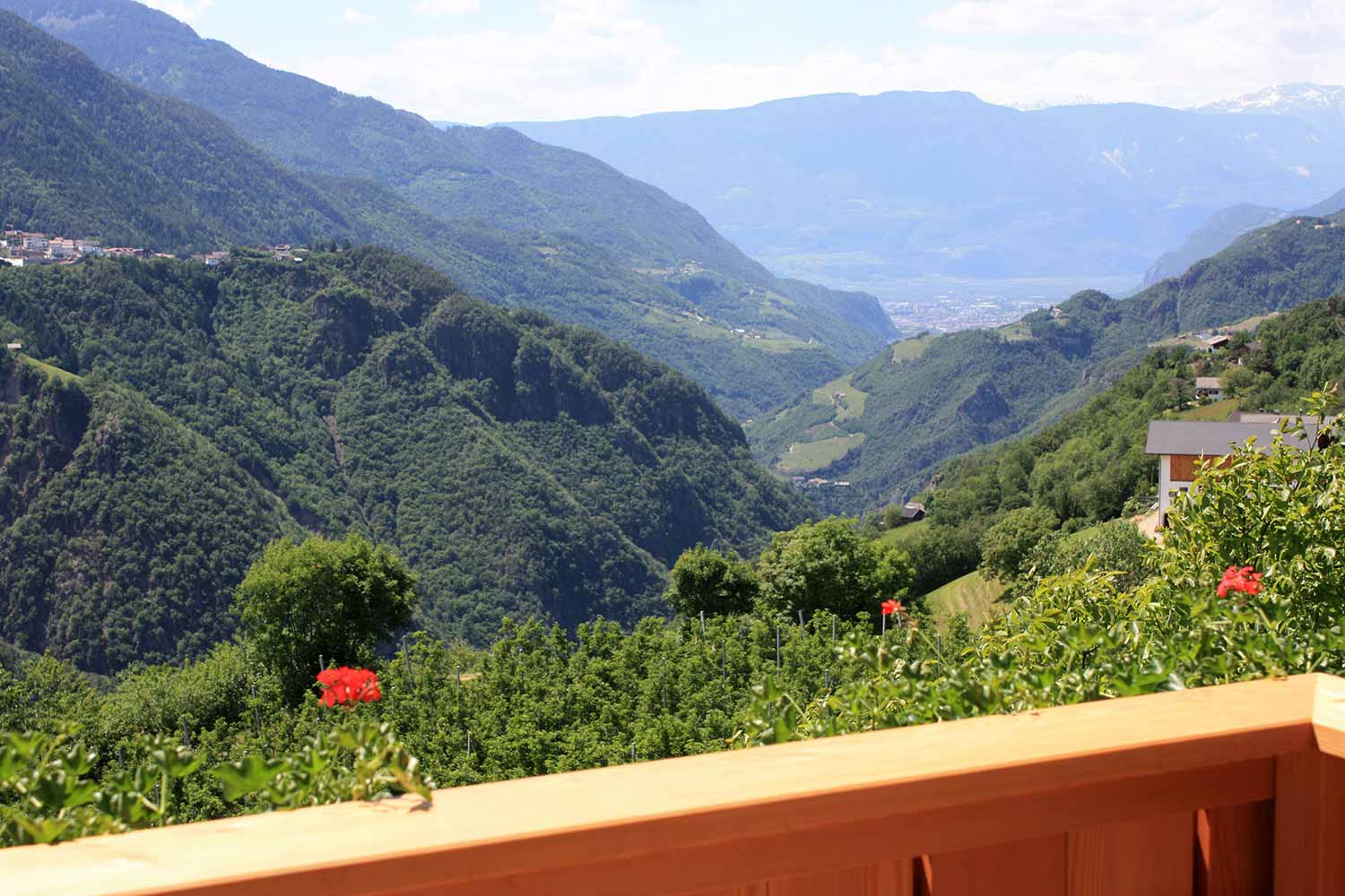 Südbalkon mit Blick ins Etschtal